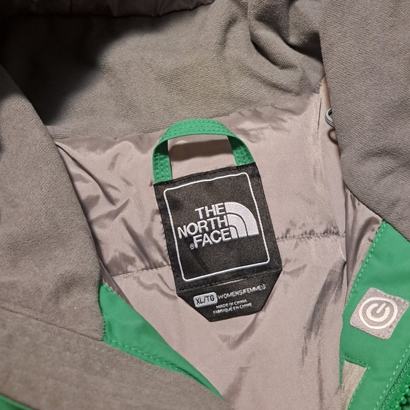 The North Face Women’s Green Hooded Ski Jacket - Picture 7 of 11